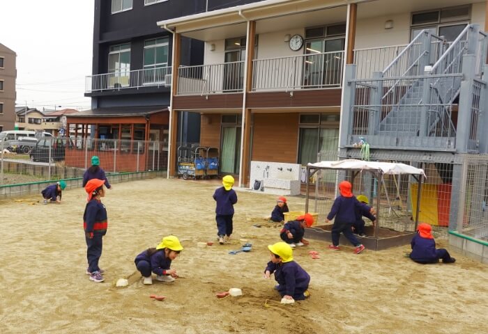 園庭で遊ぶ園児たちのイメージ