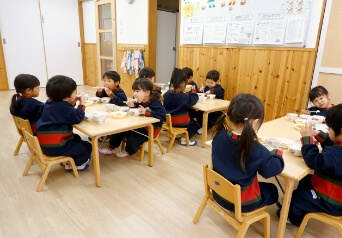 給食風景のイメージ